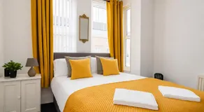 4bed Home - Free Parking, Wifi - Long Stays Welcome By Hinkley Homes Short Lets & Serviced Accommodation - Image 2