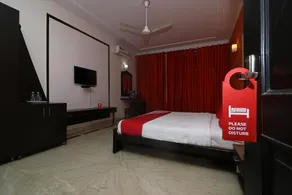 OYO Flagship 72927 Green Palace - Image 4