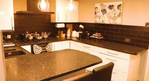 Luxury Heathrow Modern House with Parking & Fast WiFi - Image 5