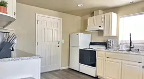 Near Downtown- Kitchen-washerdryer-parking - Image 3