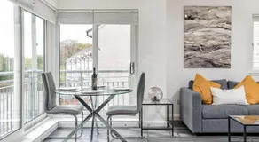 Executive Apartment, Free Parking, West End - Image 2