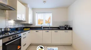Duckett house, 3 Bedroom Detached House By B and R Serviced Accommodation Amesbury With Free Parking - Image 3