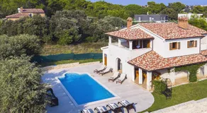 Villa avec piscine privée, jardin et terrasse - Image 5