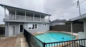 Queen Room in Two Story House with Swimming Pool - SW3 - Image 4