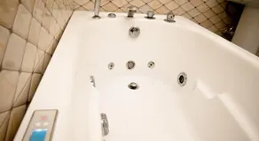 Sleeps8-Parking-Jacuzzi-WiFi-AirCon - Image 3