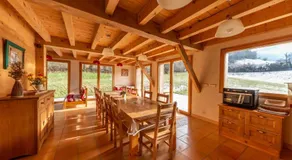 Maison de vacances 'La Grange Aux Ecureuils 6 Pers' avec vue sur montagne, terrasse et jardin privé - Image 3