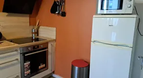 Studio Nimes - Clim - Wifi -Cuisine privatif - parking privé - salle de bain commune- balcon - Image 4