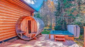 Chalet Bee with Private Hot Tub, Sauna & Pool , Fiddler Lake - Image 4