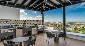 Miami Magic Vibrant 2 Bedroom with Free Parking - Image 5