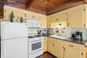 Far Enough Cabin - Chalet Style Cabin, Foosball, Smart TV, BBQ, Deck - Image 4