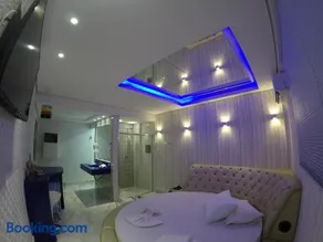Motel Glamour - Image 2