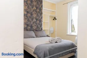 Shirley House 5, Guest House, Self Catering, Self Check in with smart locks, use of Fully Equipped Kitchen, close to City Centre, Ideal for Longer Stays and Fawley contractors - Image 2