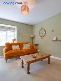 The Lilley Pad in Ludlow Cosy, Central, Perfect for Couples, Netflix & Parking Permit - Image 5