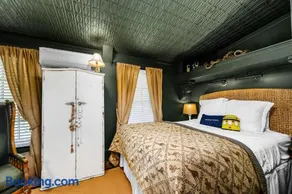 The Gaslamp Bed and Breakfast - Image 2