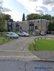 Modern 2-Bed Maisonette- Ideal for Gatwick Aiport - Image 2