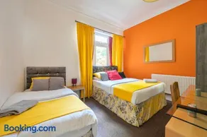 Premium 2BR Executive Suite D Free Parking near City Centre - Image 3