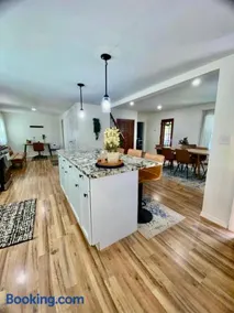 Spacious 4BR home w 2BA, a workspace & king bed! - Image 1