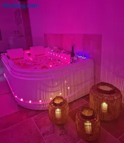 L'audacieuse-Jacuzzi et sauna , miroir suspendu - Image 1