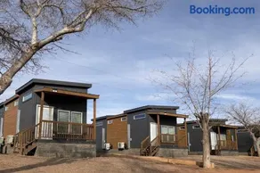 Page Lake Powell Campground - Tiny Home King Room - Image 4