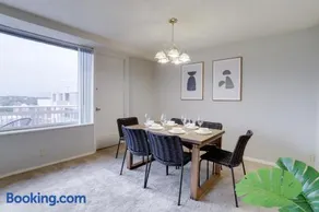 Fantastic 2 BR Apt + Den @Crystal City With Gym - Image 3