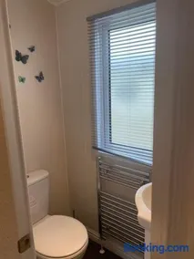 2 Bed Lodge Style Caravan with Hot Tub & Private Garden at Patrington Haven Leisure Park - Image 2