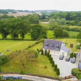 Ty Charmain Beautiful 4 bed Country cottage Pool - Image 1