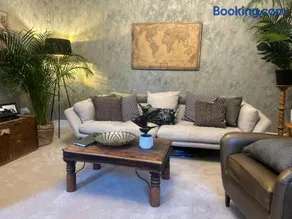 Park View is a beautiful whole entire house close to town centre, sleeps 8 in 4 rooms, 2 doubles and 4 single beds with 2 shower rooms, available for holidays, insurance stays, trades people, contractors, pets welcome - Image 2