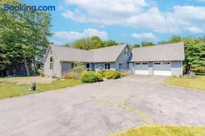 Dog-friendly beach house with WiFi, private washer/dryer, deck, beautiful views - Image 2
