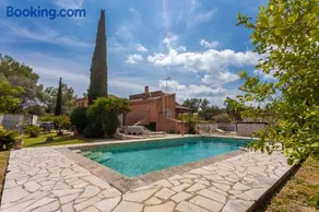 Modern Holiday Home Pool & Wifi - Image 2