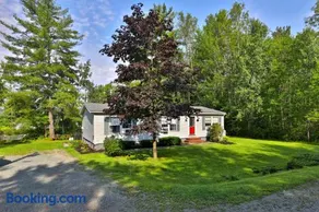 The Bomoseen Bungalow - Vermont Lake House Close to Ski Resorts! Private dock, ski rental ticket deals - Image 2