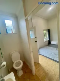 Studio room ensuite bathroom Brisbane City near Kangaroo Point and Gabba Cricket stadium - Image 2