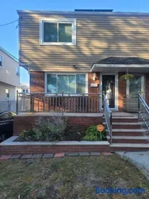 Cozy Queens NY Stay Near JFK Sleeps 4 Comfortable 3 Bedroom Home with Great WiFi Quiet Residential Location - Image 2