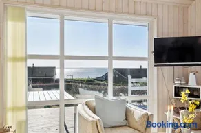 Lovely Holiday Home With Sea View - Image 2