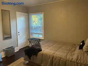 4 Bed Cozy Home closely located near downtown - Image 2