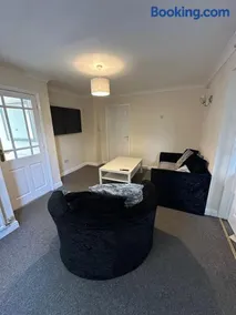 Modern 6-Bed Luxury Stay by City Hospital - Image 3