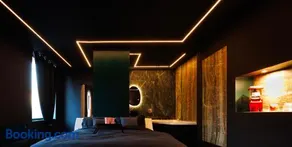 Suite Dark Luxe avec Écran géant de cinéma et jacuzzi - Image 1