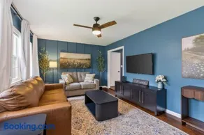 Chic Home with Huge Grassy Yard 7 mins to Arrowhead Stadium - Image 1