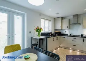 Stylish Innsworth home with garden & parking - Image 5