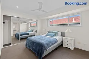 Charming 4Bedroom Home Near Train Station and Beaches - Image 3
