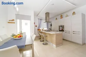 Hillock Residence Apartments - Image 1
