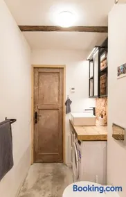 Neat Little Studio 15A With Free On-Site Parking - Image 2