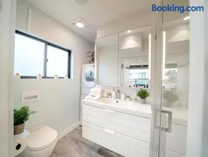 Bright European Loft In Venice Beach - Image 3