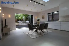Luxury House for Families and Contractors, NamisSuites Serviced Apartment - Farnborough - Image 2