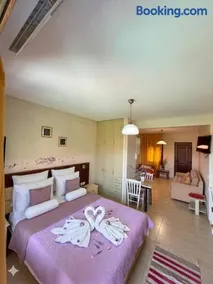 Ta Kalamakia Apartments - Image 1