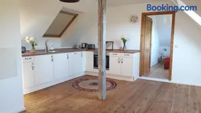Zentrumsnahe Dachwohnung in grüner Oase - Image 4