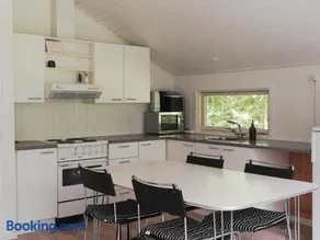 Cozy Bright Cottage Near Marielyst And Beach - Image 4