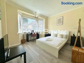 Spacious 2BR Flat in Harold Wood - Image 2
