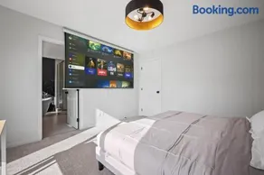 Luxury 7 Bedroom House with Karaoke Sound System and 100 Inch Projector - Image 2