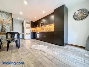 Modern 2BR Apt with Mountain Views & Private Parking - Image 5
