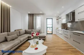 The Garden Jacuzzi Apartment By PS - Image 2